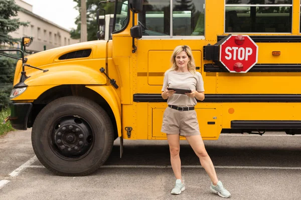 Woman School Bus — Stock Fotó