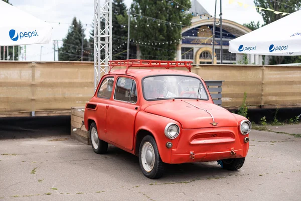 Kleines Rotes Auto Der Stadt August 2022 Ukraine Kiew — Stockfoto