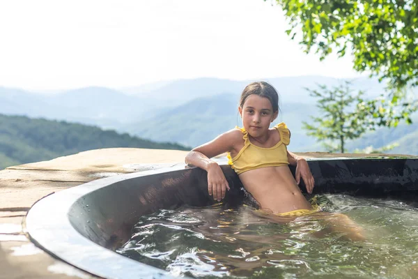 Little Girl Hot Tub Mountains Summer — Fotografia de Stock