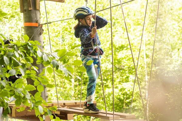 Adorável Menina Desfrutando Seu Tempo Parque Aventura Escalada Dia Quente — Fotografia de Stock