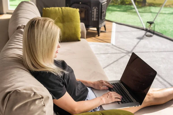 Γυναίκα Που Δουλεύει Σκηνές Θόλο Laptop Πράσινο Μπλε Φόντο Άνετο — Φωτογραφία Αρχείου