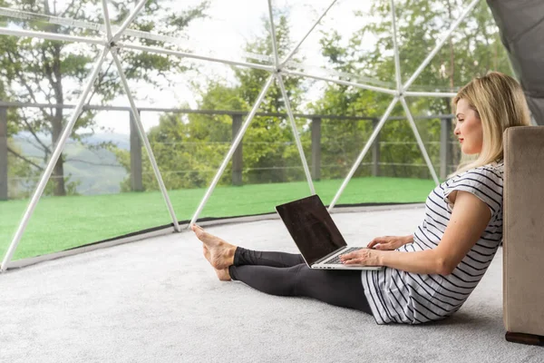 Jonge Blanke Vrouw Gebruikt Kijkt Laptop Computer Dome Camping Hotel — Stockfoto