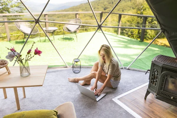 中年妇女在度假时用笔记本电脑在Glamping家休息和消磨时间 假日穹顶帐篷 嬉皮士 生活方式的概念 — 图库照片