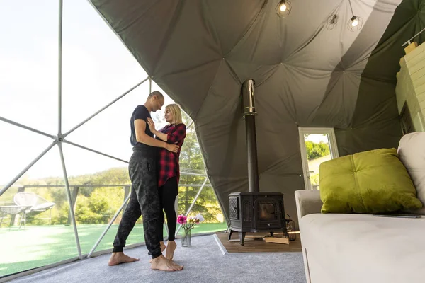 一对夫妇从地理穹顶帐篷里看大自然 橙色背景 度假生活方式的概念 户外小木屋 — 图库照片
