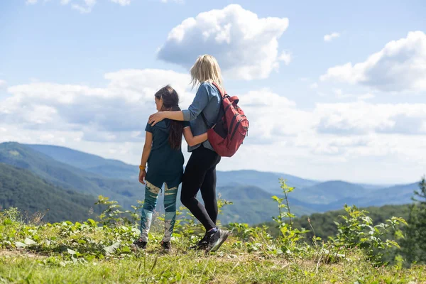 Μητέρα Και Κόρη Απολαμβάνουν Θέα Μετά Από Πεζοπορία Στο Βουνό — Φωτογραφία Αρχείου