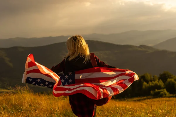 アメリカ国旗を持つ若い美しい女性 — ストック写真