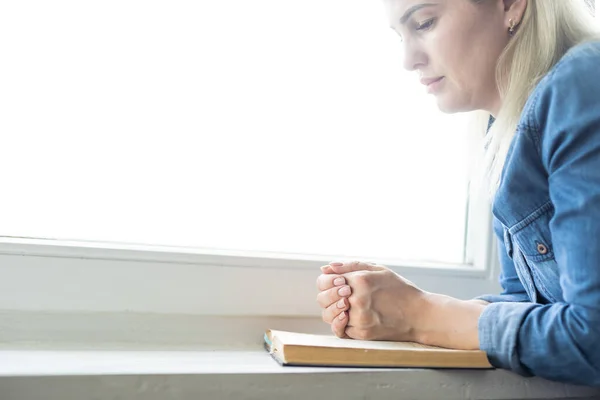 Mani Donna Con Bibbia Preghiera — Foto Stock