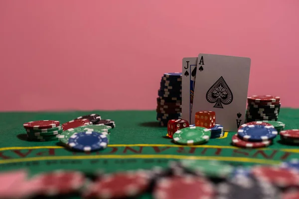 Poker Doek Een Spel Kaarten Poker Hand Chips Achtergrond — Stockfoto