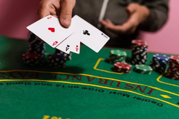 Man Spelar Blackjack Vid Bordet Och Vadslagning Marker — Stockfoto
