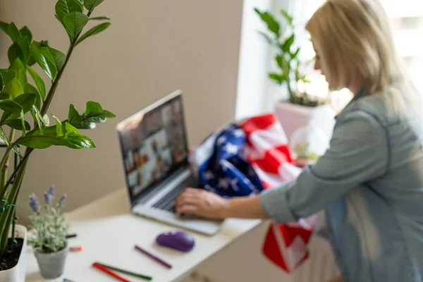 Vrouw Met Usa Vlag Video Door Laptop — Stockfoto