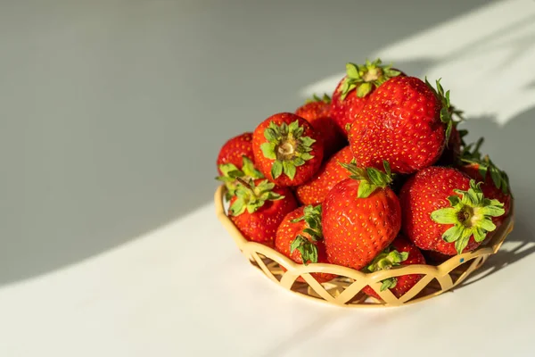 Strawberries Wicker Plate — Stock Photo, Image