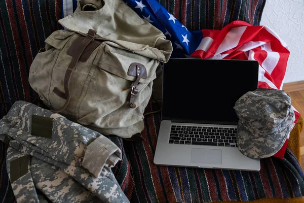 Rygsæk Laptop Mod Amerikansk Flag Militærundervisning - Stock-foto