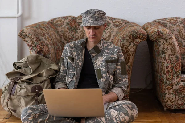 Солдат Держит Ноутбук Концепция Военного Образования — стоковое фото
