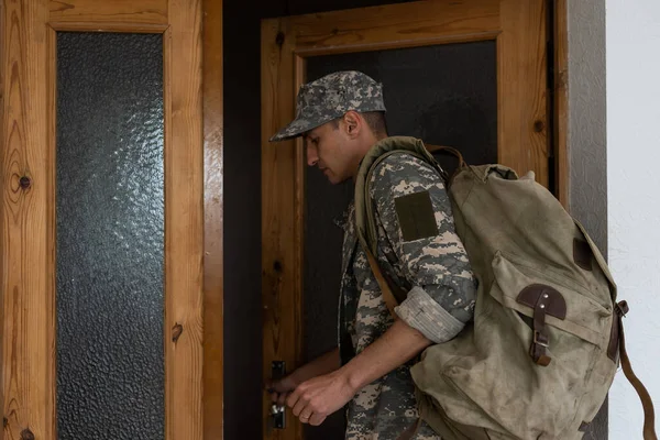 Military Man Backpack Goes Out Door — Fotografia de Stock