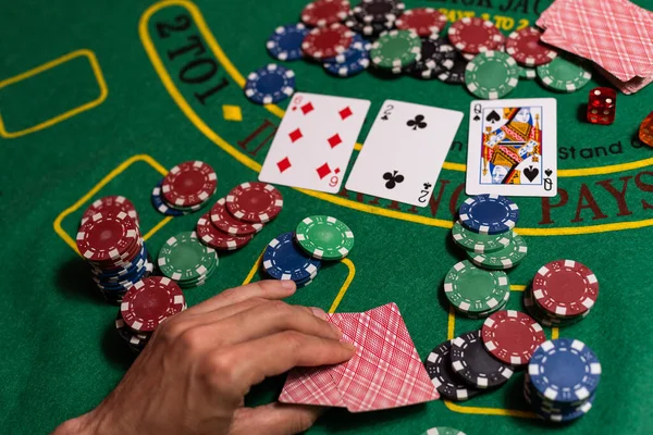 Щасливий Гравець Покер Виграє Тримає Карти — стокове фото