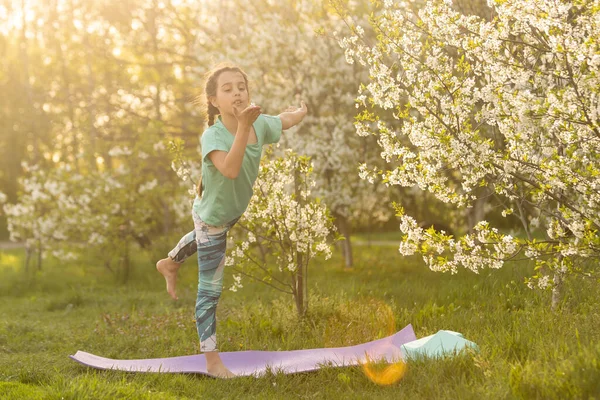 Little Girl Shirt Does Yoga Mat Garden Child Healthy Lifestyle — Stock Fotó