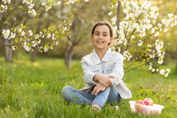 Усміхнена Дівчина Сорочці Квітучим Садом Навесні — стокове фото