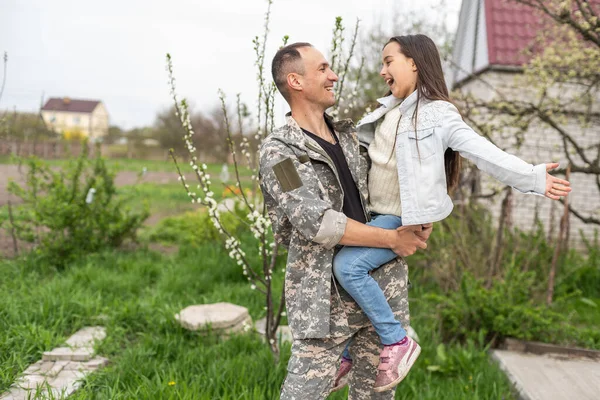 Soldado Reunido Com Sua Filha Dia Ensolarado — Fotografia de Stock