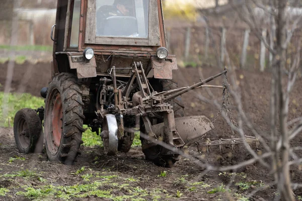 Alter Weißrussischer Traktor Auf Dem Boden — Stockfoto