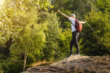Adam bir sırt çantası ile dağlarda hiking.