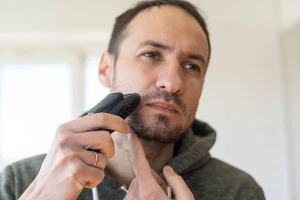 Mężczyzna Golenie Elektryczną Brzytwą — Zdjęcie stockowe