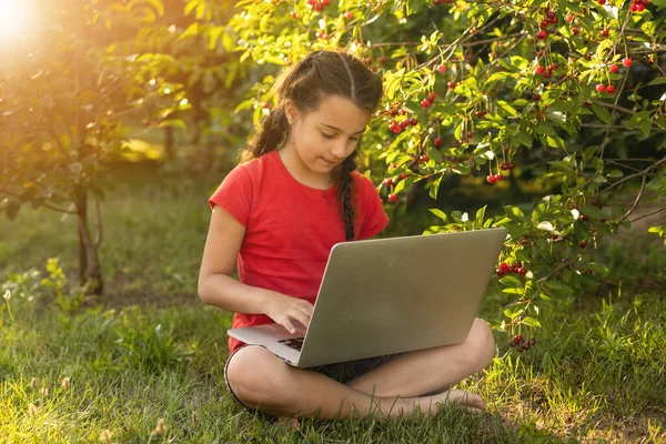 Little Girl Usng Laptop Summer Garden — Stock Photo, Image