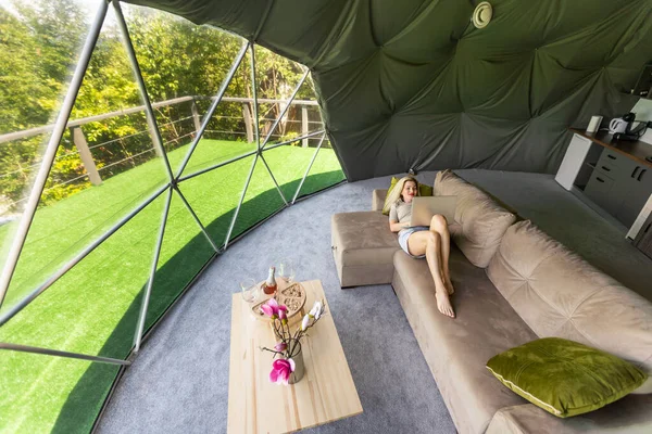 Tenda Bolha Transparente Glamping Floresta Exuberante Redor Interior Mulher Com — Fotografia de Stock