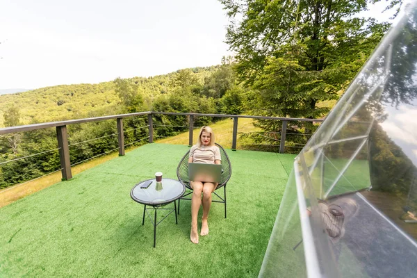 Vrouw Werken Laptop Outdoor Bubble Tent House Dome Natuur Reizen — Stockfoto