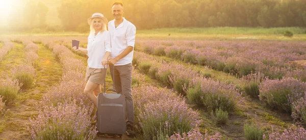 Man Woman Travel Suitcase Lavender Field — Stock Photo, Image