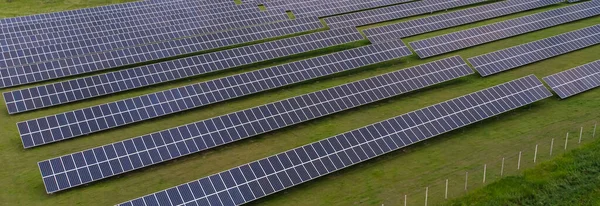 Güneş Panelleri 'nin hava görüntüsü güneş ışığı alan güneş pili. Güneş panelleri üzerinde İHA uçuşu, yenilenebilir yeşil alternatif enerji konsepti