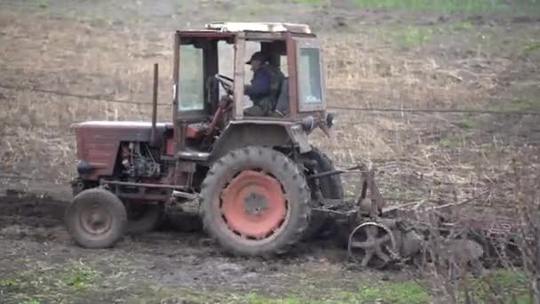 Gamla Vitryssland Traktor Mark — Stockvideo
