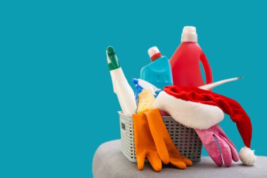 Mutfak, banyo ve diğer odaların farklı yüzeyleri için renkli temizlik seti. Mavi arkaplanda mesaj ya da logo için boş yer. Temizlik hizmeti kavramı.