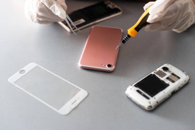 Cep telefonu tamir sürecini gösteren yakın plan fotoğraflar.