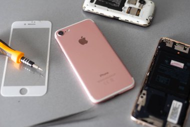 Kiev, Ukrayna - 10 Aralık 2022: Apple iPhone 'un merkez panosunun yakın plan görüntüsü. Servis onarımı