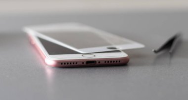 Kiev, Ukrayna - 10 Aralık 2022: Apple iPhone 'un merkez panosunun yakın plan görüntüsü. Servis onarımı