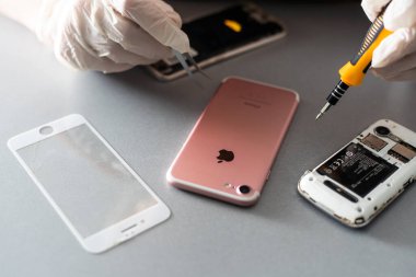 Kiev, Ukrayna - 10 Aralık 2022: Apple iPhone 'un merkez panosunun yakın plan görüntüsü. Servis onarımı