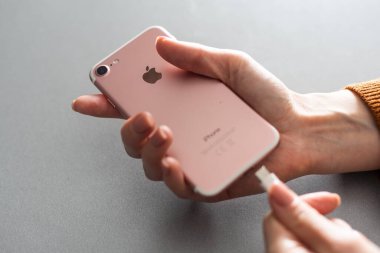 Kiev, Ukrayna - 10 Aralık 2022: Yakın çekim iPhone şarjı