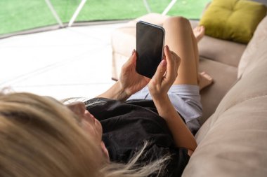 akıllı telefon kadın elinde ekranı gösteriyor.