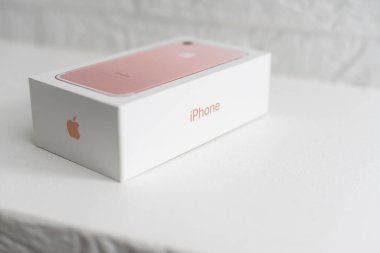 Kiev, Ukrayna - 10 Aralık 2022: iPhone 7 orijinal kutuda beyaz arka planda izole edildi. Boks atışları.