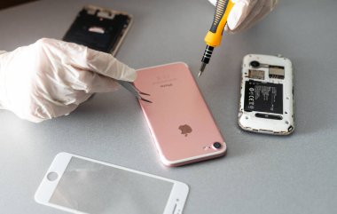 Kiev, Ukrayna - 10 Aralık 2022: Apple iPhone 'un merkez panosunun yakın plan görüntüsü. Servis onarımı