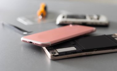 Cep telefonu tamir sürecini gösteren yakın plan fotoğraflar.
