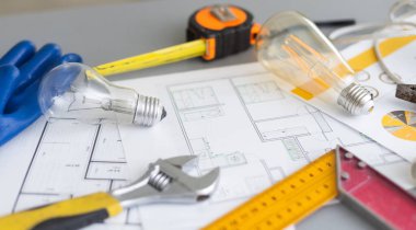 Bilgisayar Tableti Mutfak Resimlerini Gösteriyor Ev Planlarında Kalemle Oturuyor