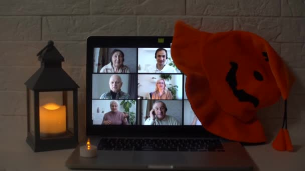 Grupo Personas Felices Verse Fiesta Virtual Halloween Ordenador Portátil Mesa — Vídeos de Stock