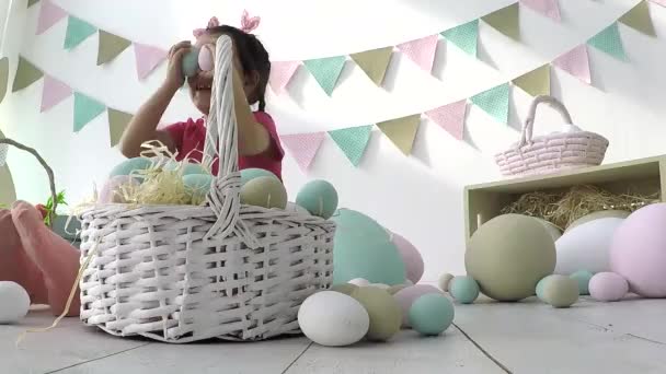 Linda Niña Pintando Coloridos Huevos Pascua Ensució Las Manos Cara — Vídeos de Stock