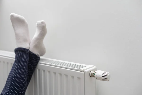女人们用脚踏加热器取暖冬天用的袜子在加热器上烘干 — 图库照片