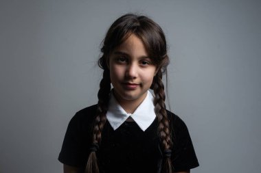 Çarşamba Addams kostümlü bir kız..