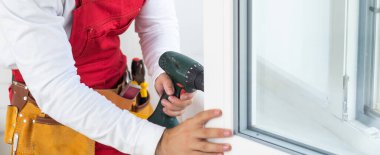 Bir tornavidayla usta pencereye ayarlar.