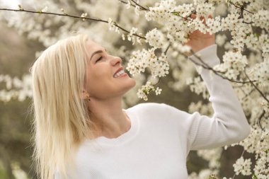 çiçeklenme içinde güzel genç kadın kiraz çiçekleri Bahçe
