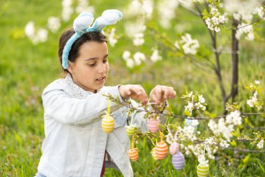 Paskalya tatil çimde oturma sevimli küçük kız