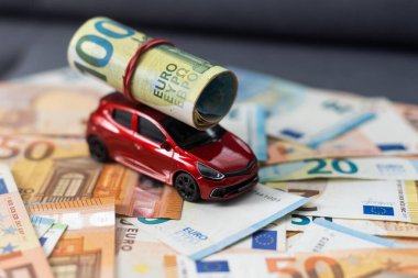 Araba almak ya da kiralamak için para. Paralı oyuncak araba..